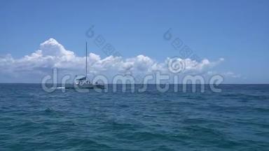 <strong>帆船</strong>游艇双体<strong>帆船</strong>在温暖的加勒比海的海浪上航行。 <strong>帆船</strong>。 航行。 墨西哥坎昆。 夏日晴天